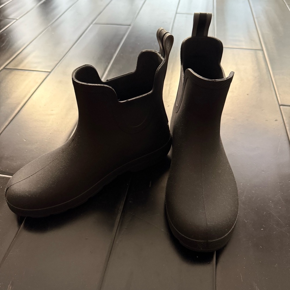 NWOT Totes Chelsea Rain Boots